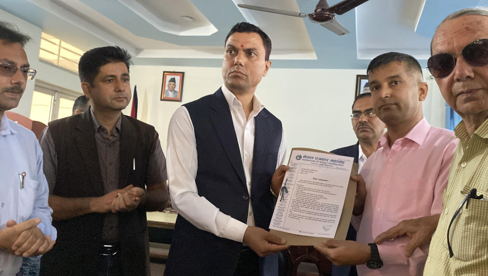 पत्रकार हत्या विरोधमा पत्रकार महासंघले बुझायो ज्ञापन पत्र