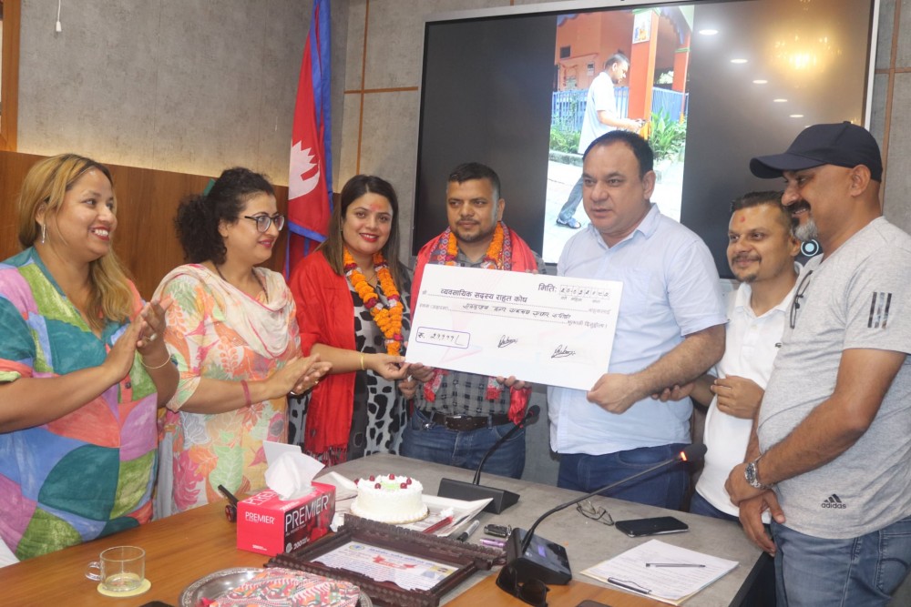 कोषाध्यक्ष निरौलाले दोस्रो पटक उवा संघमा मनाए जन्मदिन, राहत कोषमा २१ हजार सहयोग