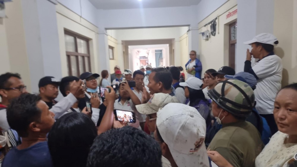 हर्क साम्पाङले उपप्रमुख बेघालाई कार्यकक्षमा बोलाएर गरे दुर्व्यवहार