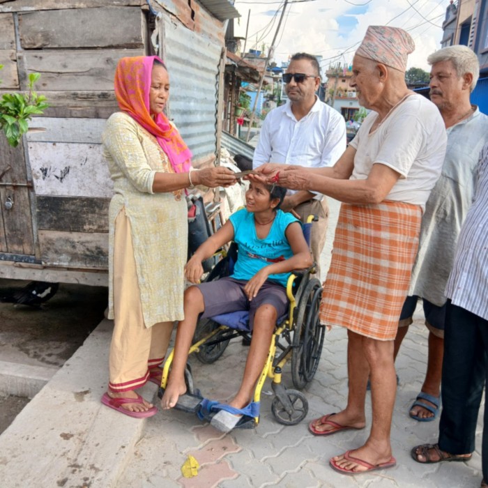 स्व. पतिको जन्म जयन्तीको अवसरमा अपाङ्गता भएका परिवारलाई सहयोग