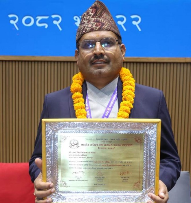 बिर्तामोडका प्रमुख प्रशासकीय अधिकृत मिश्र पुरस्कृत