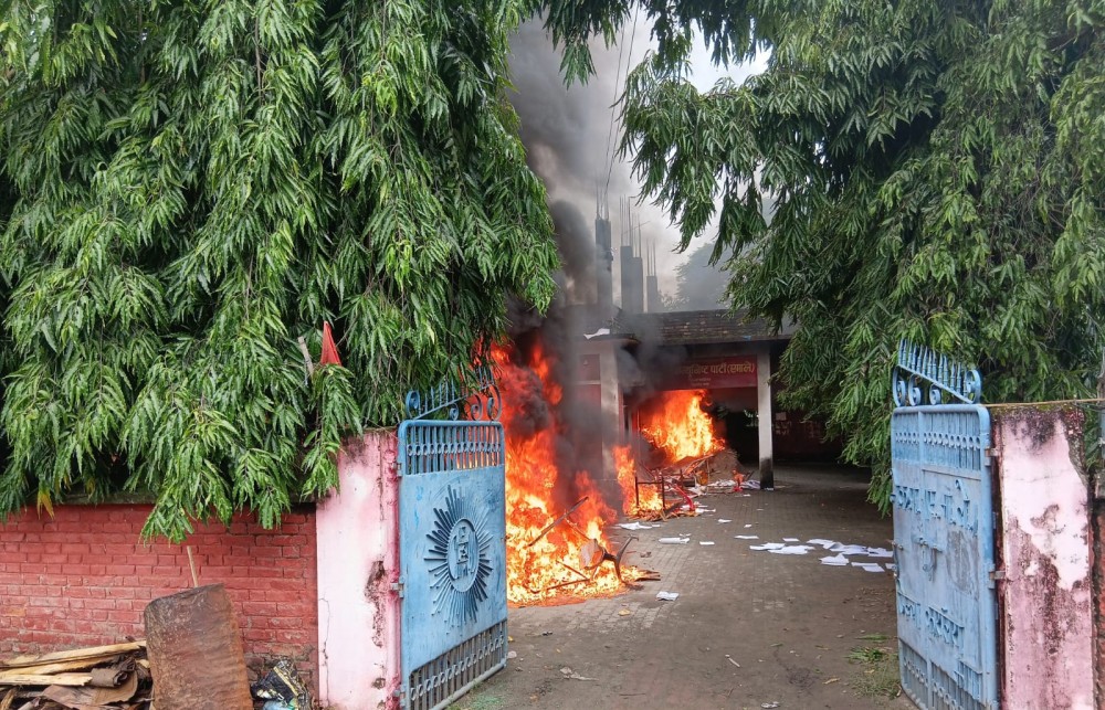 एमाले झापाको पार्टी कार्यालयमा आगजनी