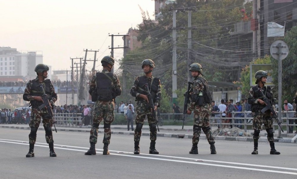सडकमा सेना, काम बिना बाहिर ननिस्कन आग्रह