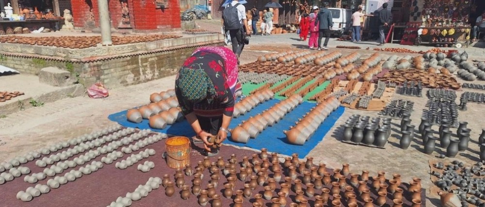 तिहारका लागि माटाको सामान बनाउन व्यस्त