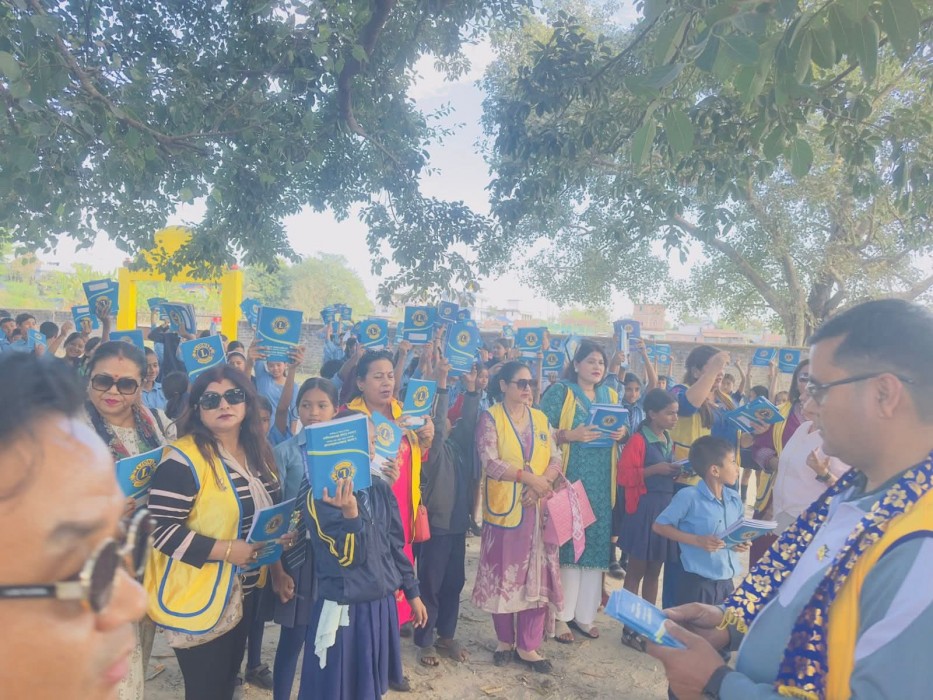 स्मार्ट लेडीद्वारा विद्यार्थीलाई कपी वितरण