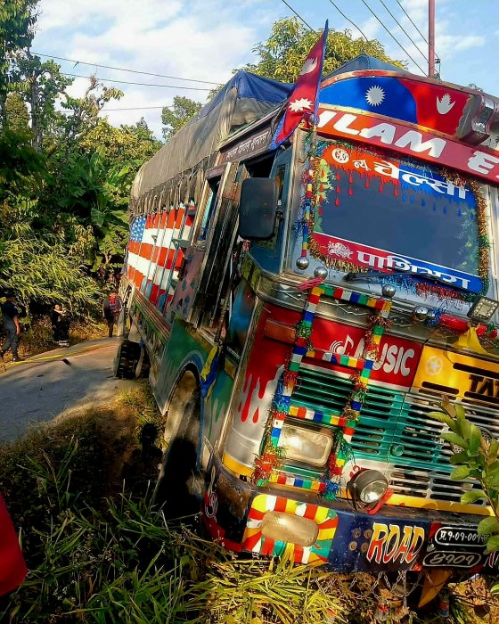 इलाममा ट्रक र स्कुटर जुध्दा दुई शिक्षकको मृत्यु