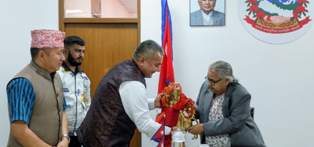 माफी माग्दै प्रसाईले दिए प्रधानमन्त्रीलाई मूर्ति उपहार