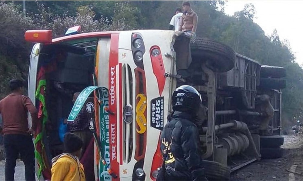 निदी स्कुलको बस दुर्घटना, ६ जना घाइते