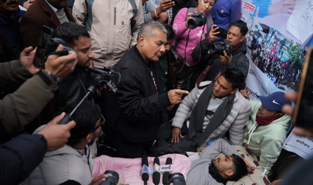 अनसनरत सोडारी भेट्न पुगे दुर्गा प्रसाईं