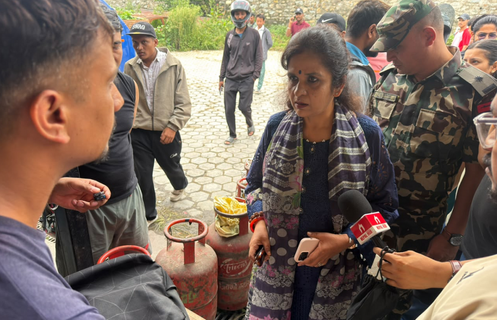 विद्यार्थीलाई लक्षित गरी ग्यास वितरण गर्न मन्त्रीको निर्देशन